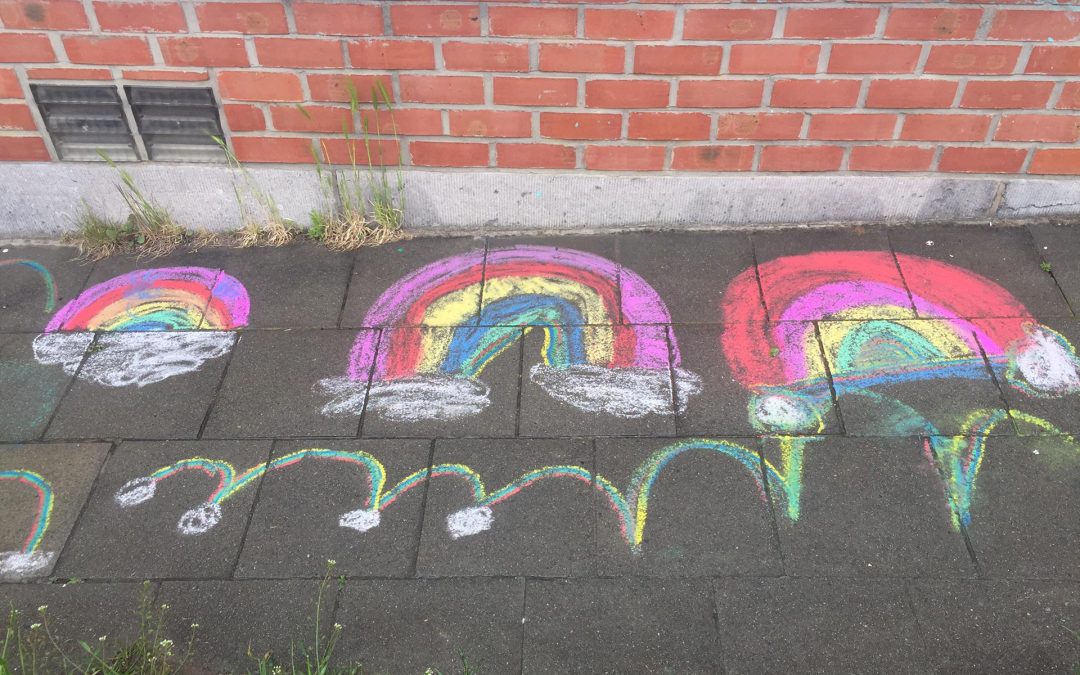 Soutien à la lutte contre l’homophobie avec des arcs-en-ciel sur nos trottoirs